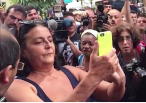 Mulher é hostilizada após celebrar morte da ex-primeira dama Marisa Letícia