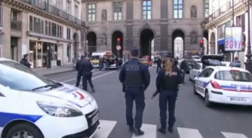 Soldado dispara em frente ao Museu do Louvre após ser atacado com faca