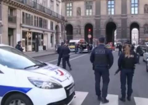 Soldado dispara em frente ao Museu do Louvre após ser atacado com faca
