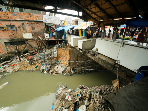 Rua é interditada para demolição de ponte na Zona Leste de Manaus 