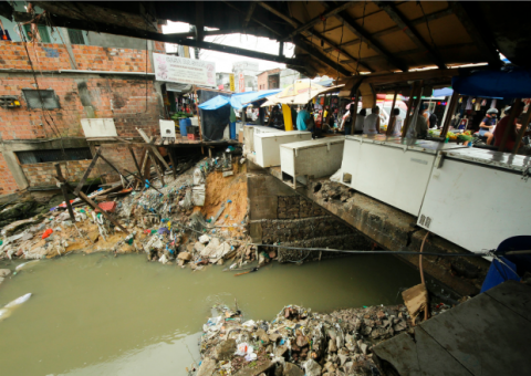Rua é interditada para demolição de ponte na Zona Leste de Manaus 