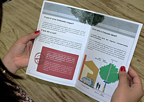 Cartilha “Calçada Legal” informa população sobre como cuidar bem do passeio público