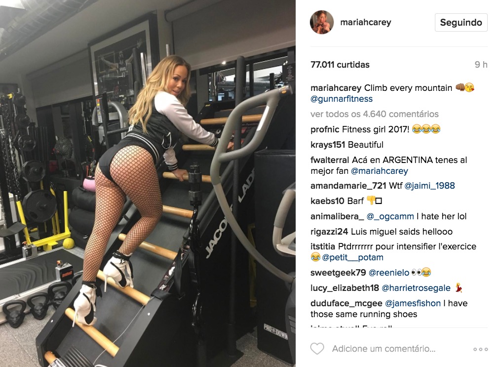 Com decote profundo e bumbum em evidência,  Mariah Carey malha de salto alto