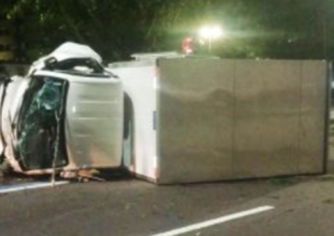 Motorista dorme ao volante e caminhão tomba com criança de 2 anos em Manaus