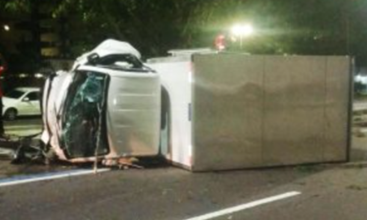 Motorista dorme ao volante e caminhão tomba com criança de 2 anos em Manaus