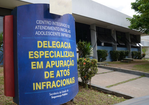 Oferecendo figurinhas, adolescente de 12 anos estupra criança em Manaus