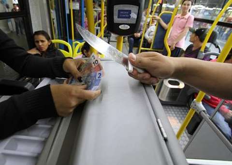 Policial à paisana prende homem em flagrante após assalto a ônibus em Manaus