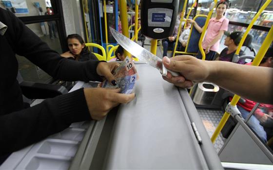 Policial à paisana prende homem em flagrante após assalto a ônibus em Manaus