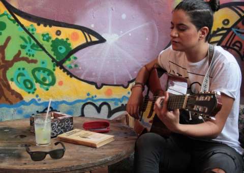 Bel Martine solta a voz neste domingo no Música na Praça