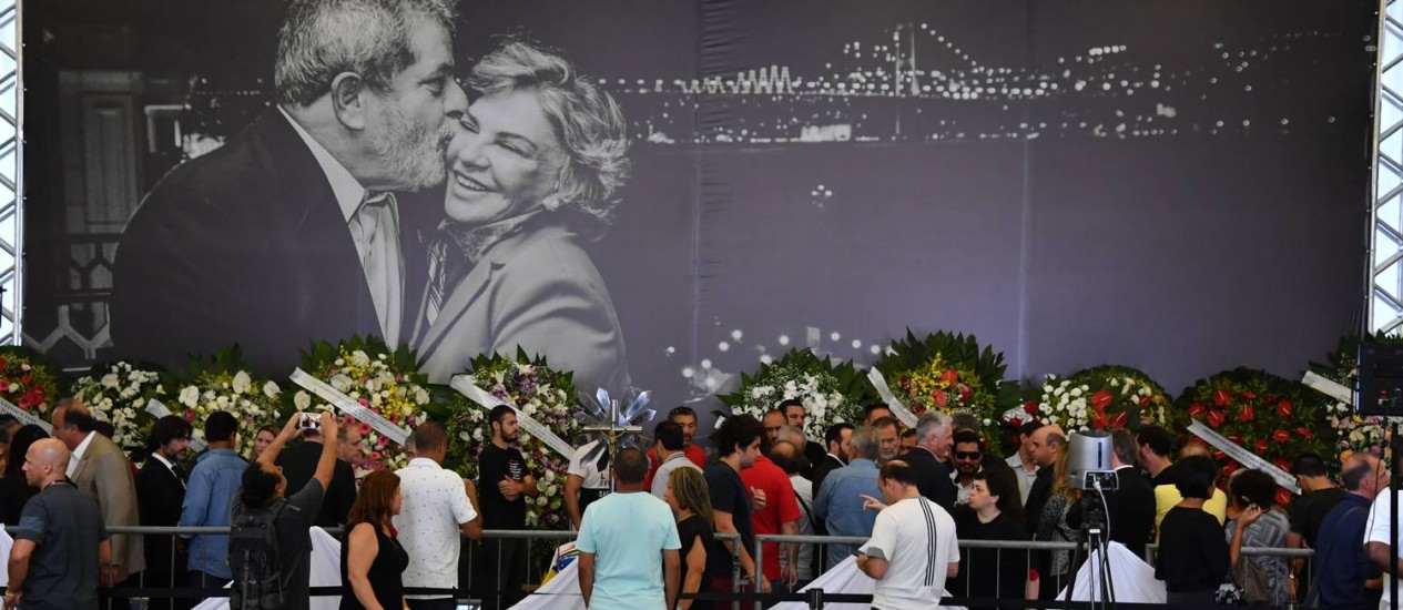 Corpo de Dona Marisa é velado no Sindicato dos Metalúrgicos do ABC