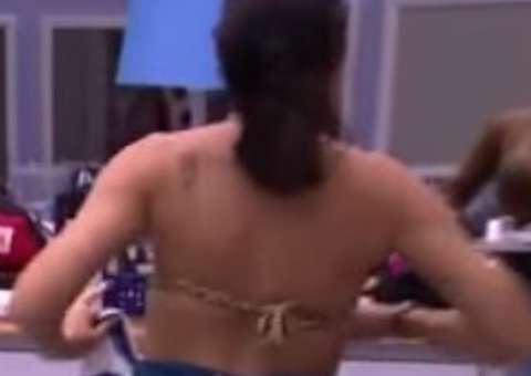 BBB 17: De fio-dental, Mayara treme bumbum ao som de funk  ao lado de Vivian 