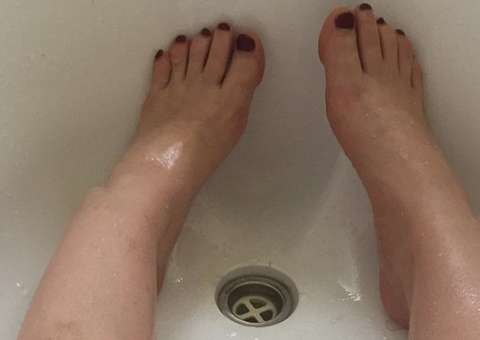 Jovem decide tomar banho com óleo de coco e fica presa na banheira  