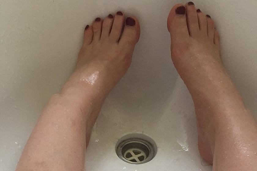 Jovem decide tomar banho com óleo de coco e fica presa na banheira  