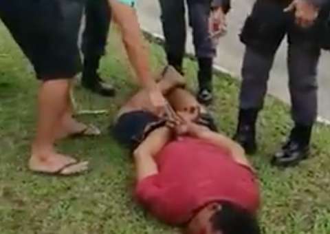 Homem tenta assaltar mulher, é quase linchado por populares e acaba preso