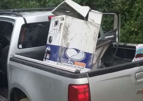 Após roubar carro, grupo leva cofre de posto de gasolina, inicia tiroteio e foge em Manaus