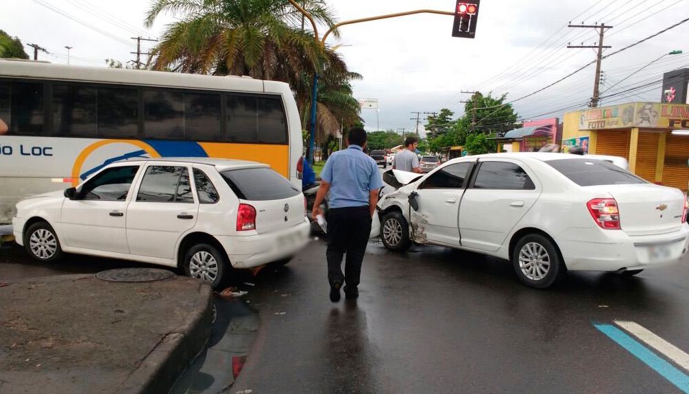 Micro-ônibus executivo avança sinal e colide com dois carros em avenida de Manaus 