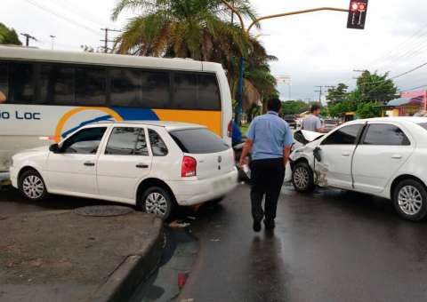 Micro-ônibus executivo avança sinal e colide com dois carros em avenida de Manaus 