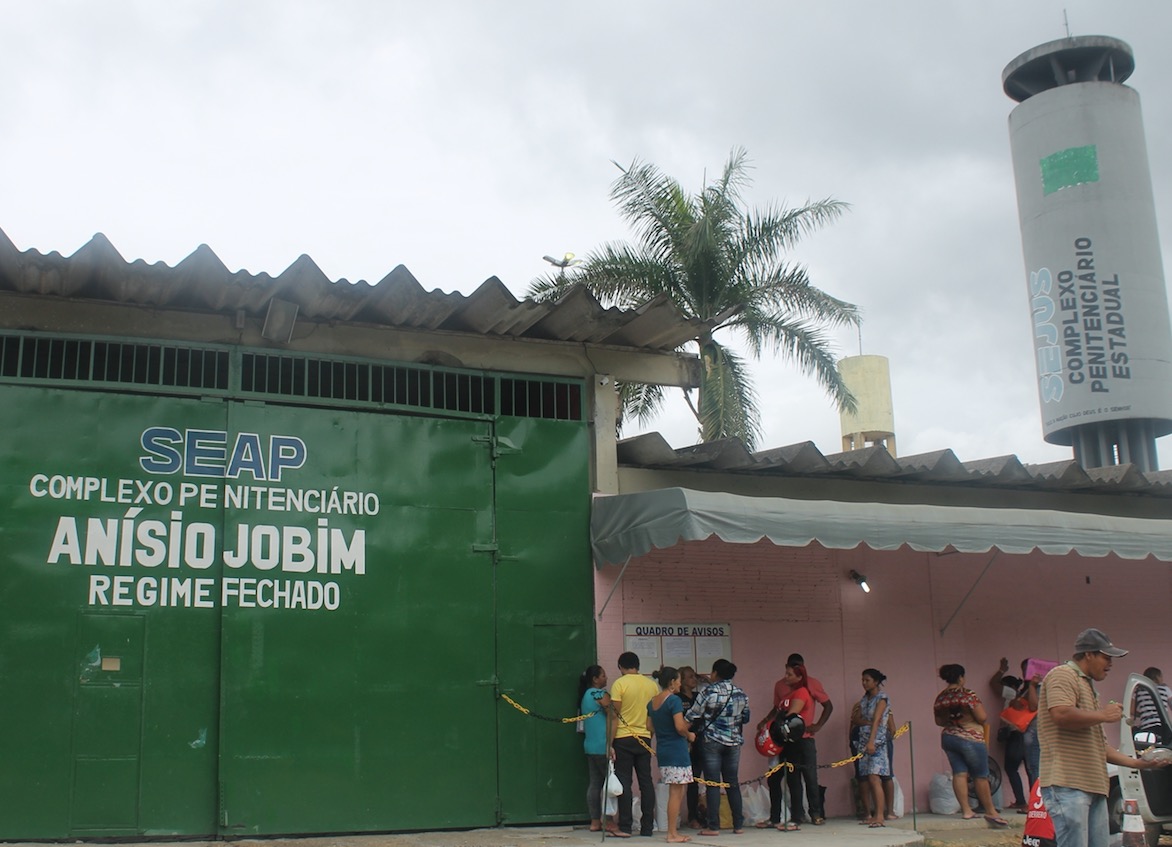  Mãe de detento é flagrada tentando entrar no Compaj com drogas em parte íntima 
