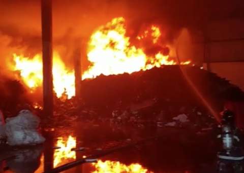  Empresa é atingida por incêndio de grande proporções em Manaus