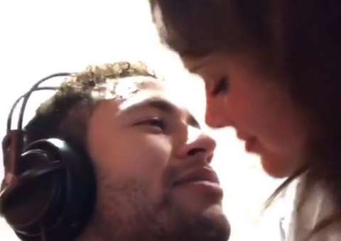 Em vídeo, Bruna Marquezine beija muito Neymar, que se derrete: 'mozão'
