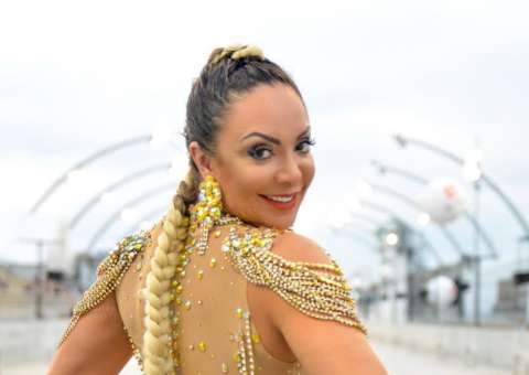 Sósia de Juju Salimeni 'causa' ao aparecer sem calcinha em ensaio de Carnaval 