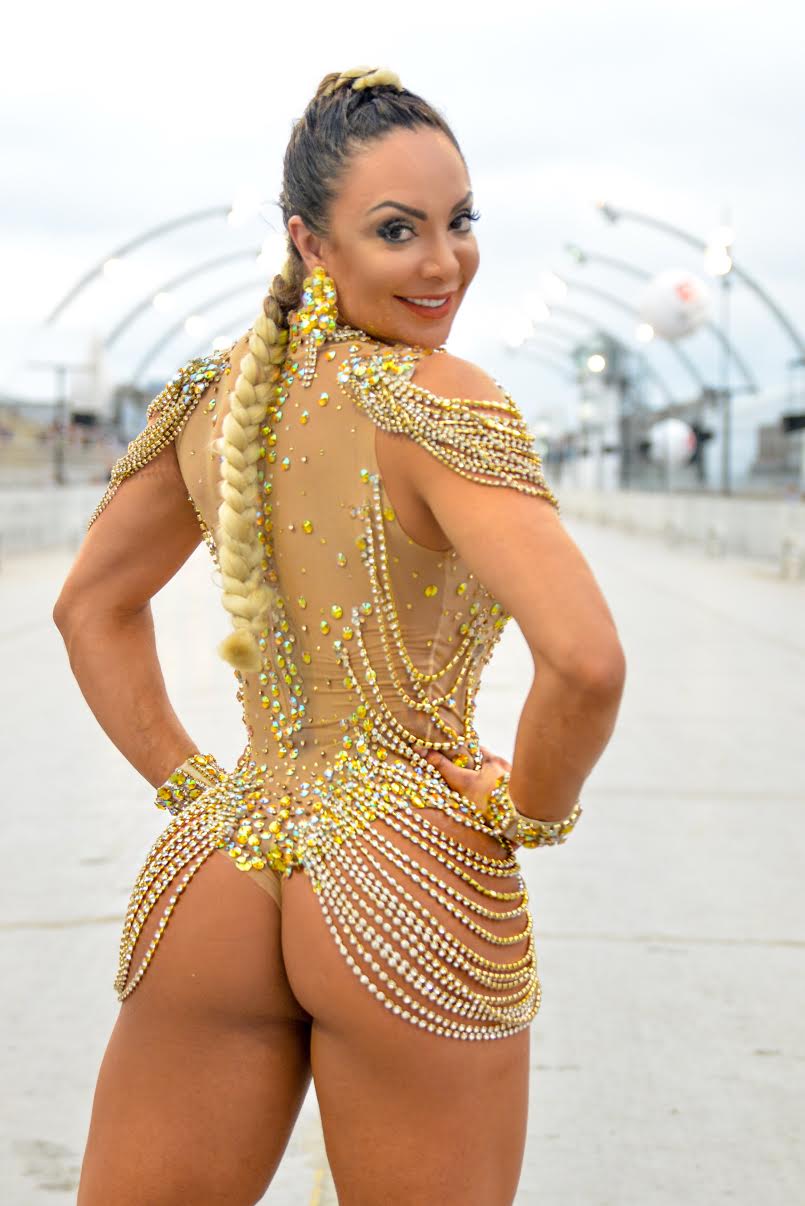 Sósia de Juju Salimeni 'causa' ao aparecer sem calcinha em ensaio de Carnaval 