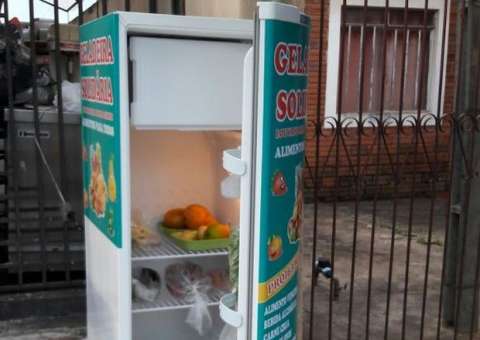 Mulher coloca geladeira na calçada com alimentos para ajudar necessitados