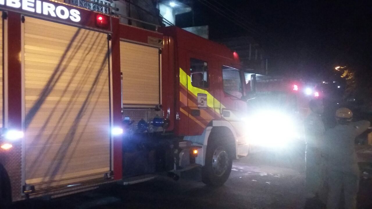 Em Manaus, casa pega fogo no bairro alvorada 