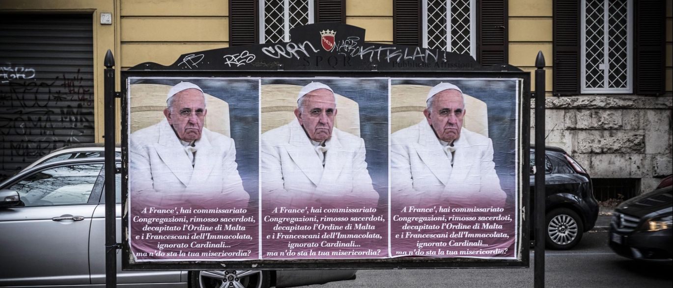 Cartazes contra papa Francisco são expostos pelas ruas de Roma