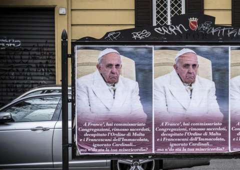 Cartazes contra papa Francisco são expostos pelas ruas de Roma