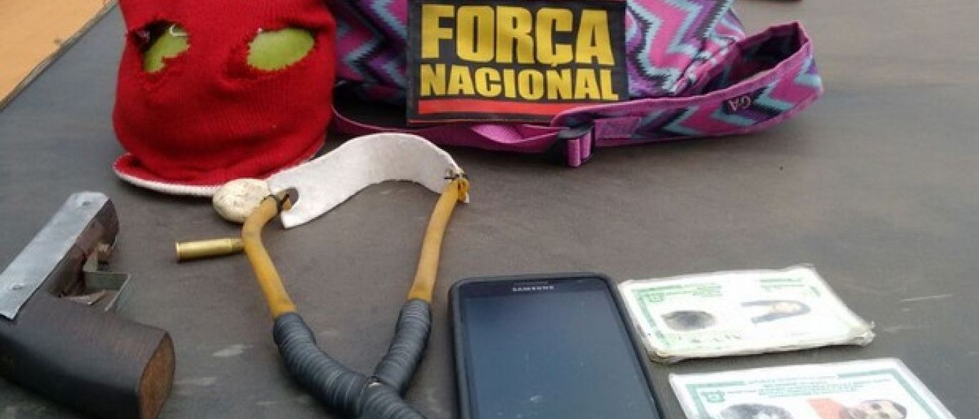 Polícia prende dupla que tentava arremessar arma e objetos para dentro de presídio