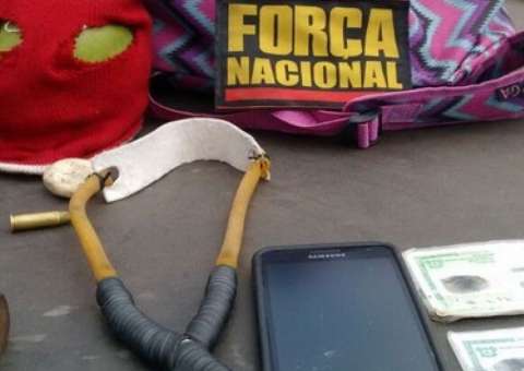 Polícia prende dupla que tentava arremessar arma e objetos para dentro de presídio