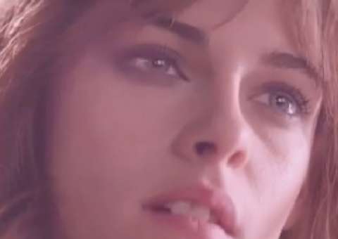 Kristen Stewart eleva temperatura ao dar beijão em atriz durante programa ao vivo