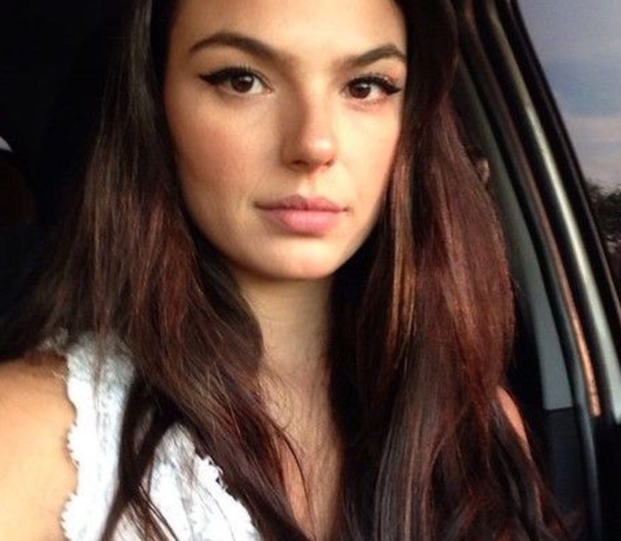   Ísis Valverde mostra passeio pelo Teatro Amazonas 