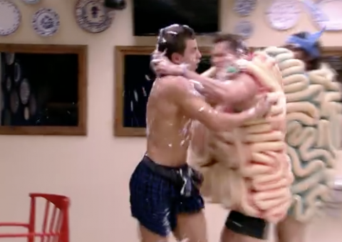 Veja o momento de suposta agressão que causou briga feia no BBB17