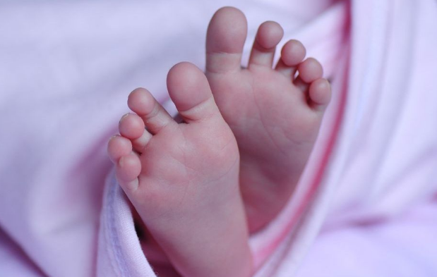 Bebê de 1 ano morre após ser atropelada pela mãe