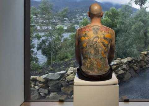 Homem vende as próprias costas para colecionador de arte