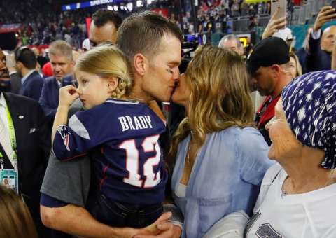 Gisele Bündchen comemora vitória do marido, derruba celular e internautas não perdoam