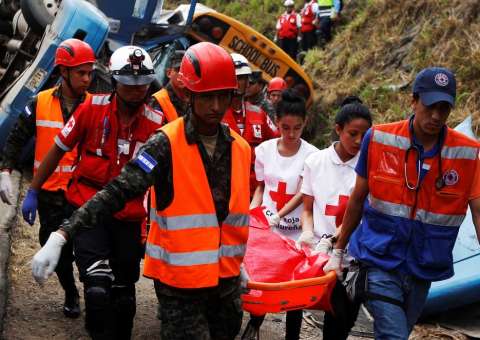 Mais de 20 pessoas morrem após colisão de ônibus em Honduras