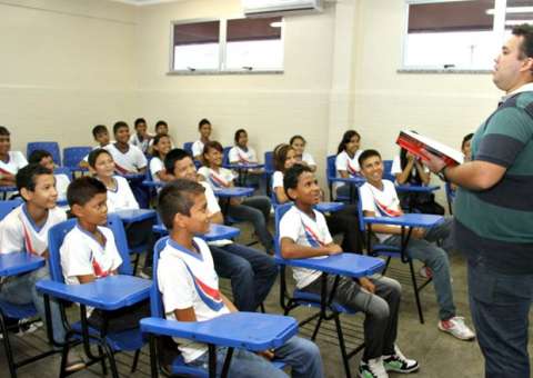  No Amazonas, mais de 400 mil alunos estaduais voltam para a escola hoje