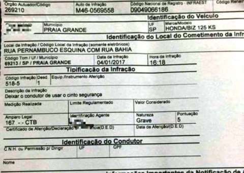 Motorista leva multa de trânsito por dirigir moto sem cinto de segurança
