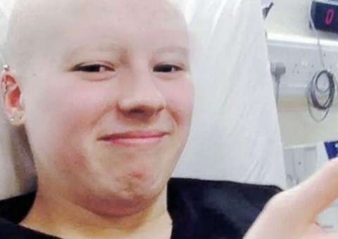 Jovem raspa o cabelo e finge ter câncer para arrecadar dinheiro 