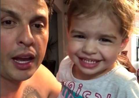 Filha do Ceara, Valentina arrasa imitando Silvio Santos