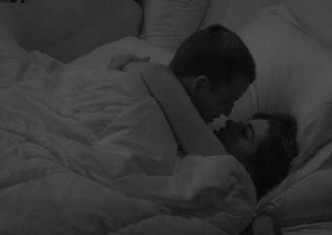 BBB17: Manoel e Vivian trocam carícias e ele se declara: ‘Estou gostando muito de você'