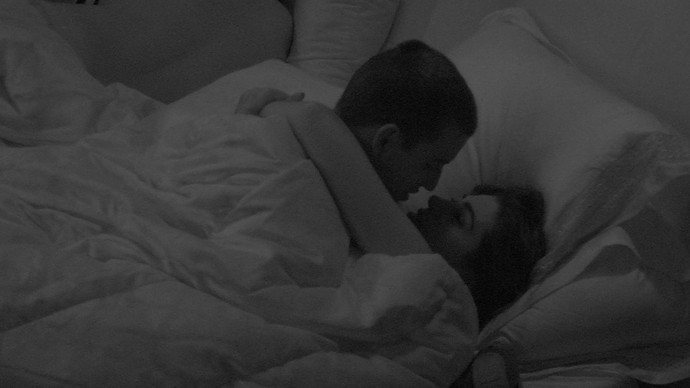 BBB17: Manoel e Vivian trocam carícias e ele se declara: ‘Estou gostando muito de você'