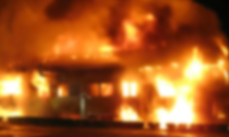 Criança de 2 anos morre carbonizada após mulher atear fogo em casa de companheiro e amante no Amazonas