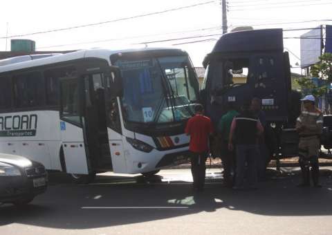 Carreta invade via e atinge ônibus na Zona Leste de Manaus