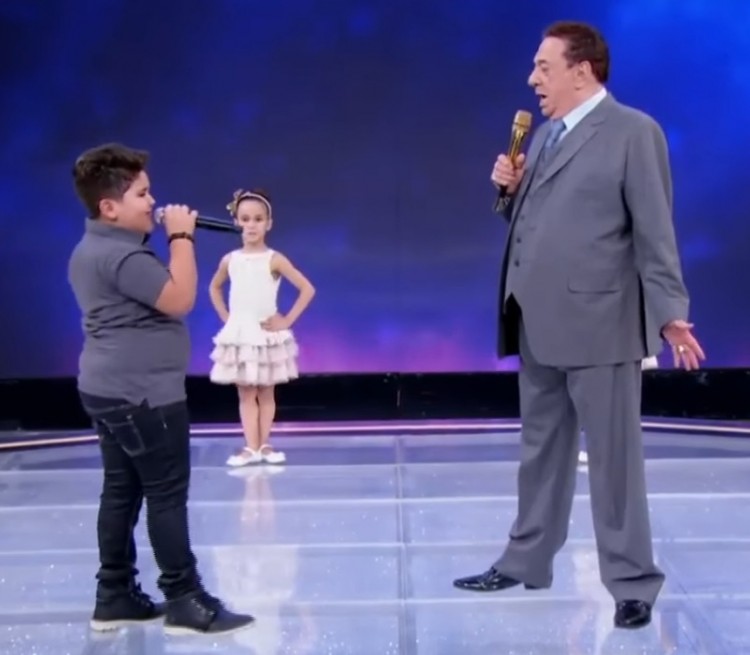 Raul Gil deixa cantor mirim irritado com conversa fiada 'Se não for para cantar, vou embora'