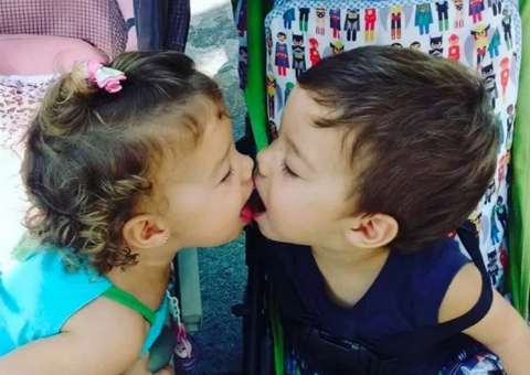 Luana Piovani posta foto dos filhos gêmeos se beijando na boca e divide opiniões