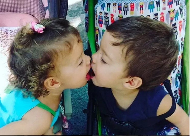 Luana Piovani posta foto dos filhos gêmeos se beijando na boca e divide opiniões